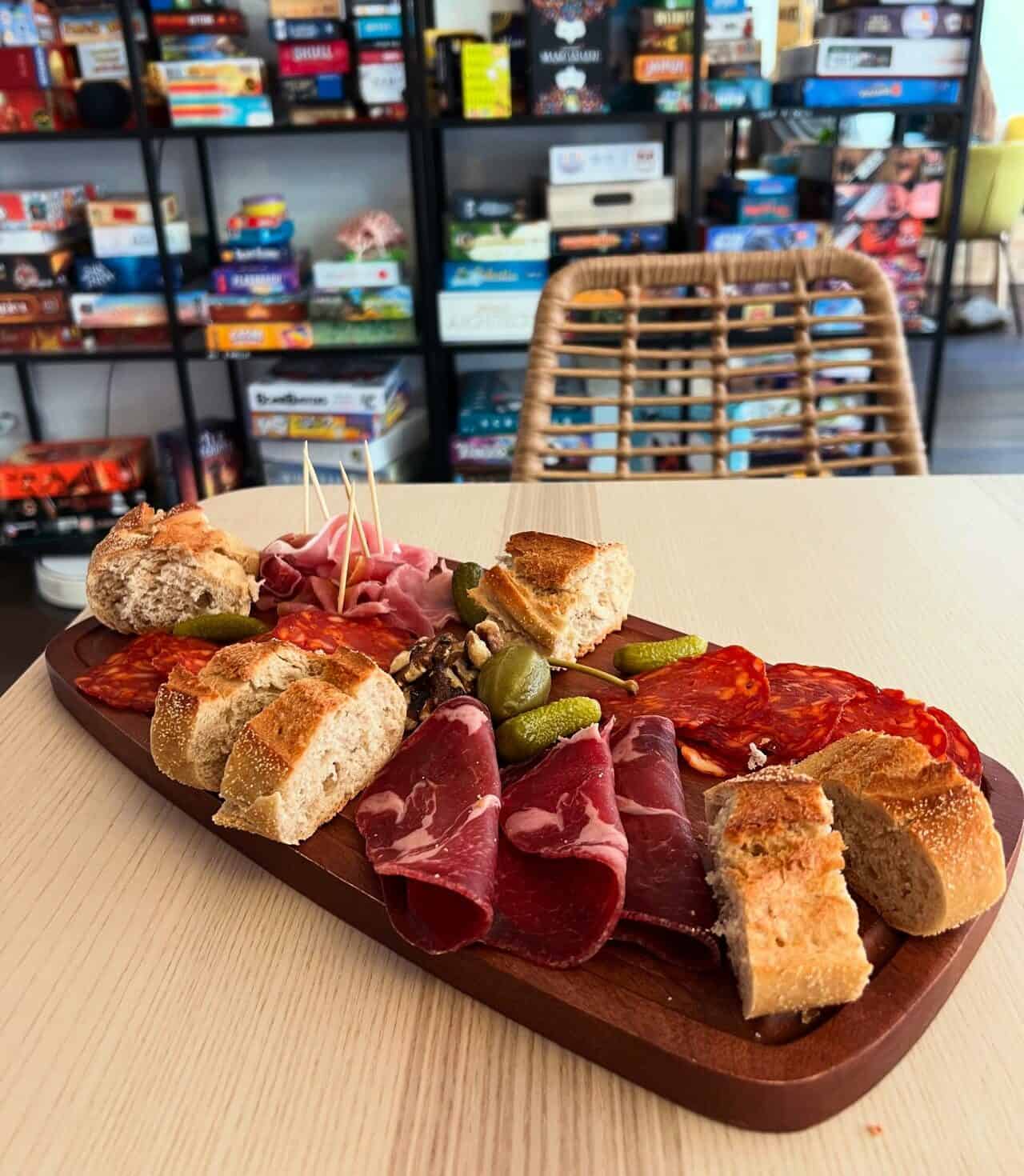 Une planche de charcuterie