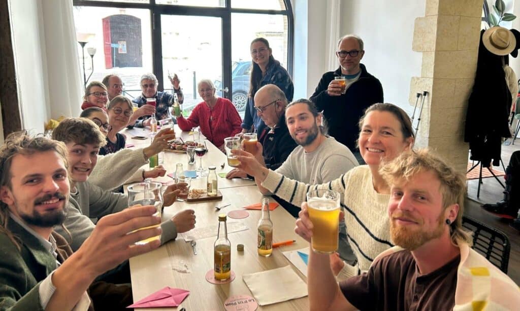 Un groupe de personnes trinque autour d'une table.