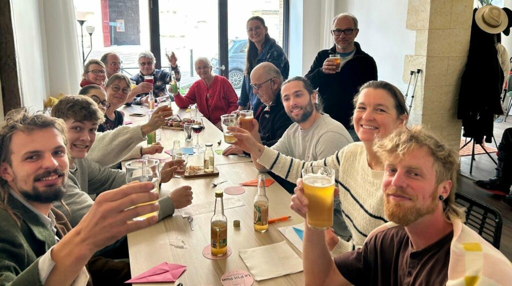 Un groupe de personnes trinque autour d'une table.